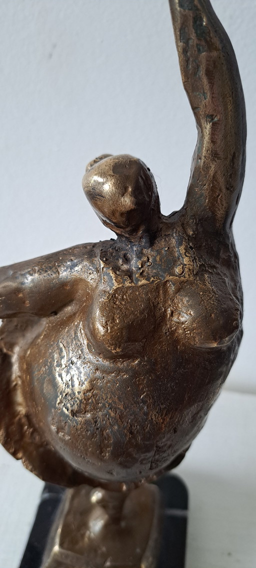 Figurine de femme dansant joyeusement