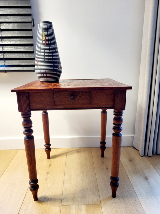 Image 1 of Table d'appoint ou table à plantes carrée en bois, pieds tournés, style campagnard, France.