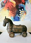 Figurine vintage de cheval en bois sculpté avec des éléments en laiton.