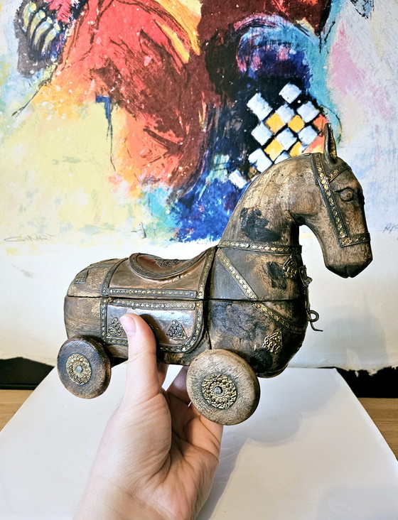 Image 1 of Figurine vintage de cheval en bois sculpté avec des éléments en laiton.