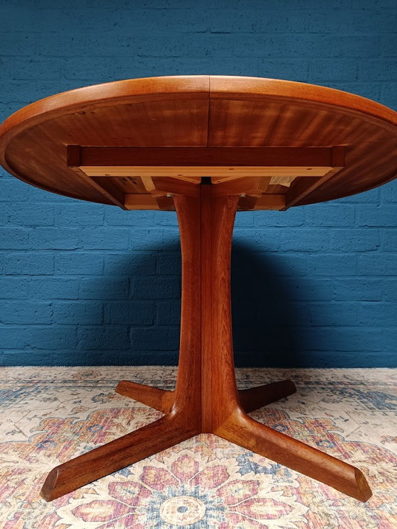Image 1 of Table de salle à manger ovale ronde danoise vintage extensible