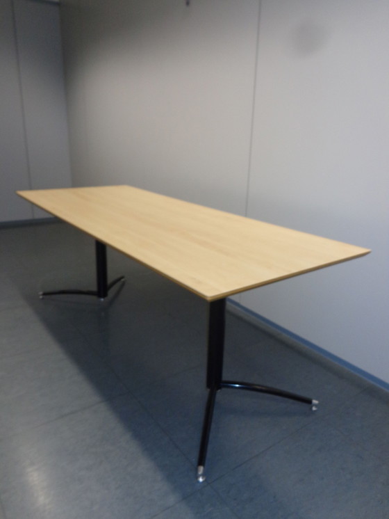 Image 1 of Meeting table Artifort