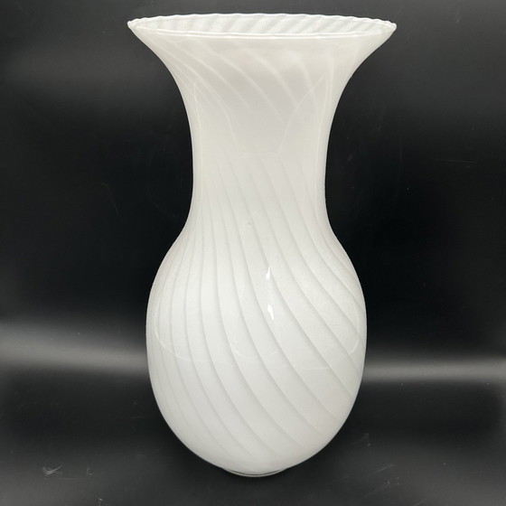 Image 1 of Vase en verre tourbillonnant de Murano