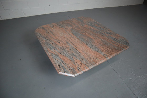 Image 1 of Table basse en granit