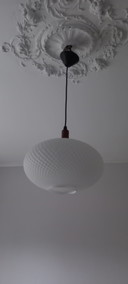 Lampada a sospensione vintage in opalino e teak