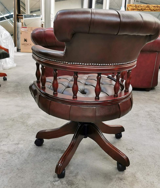 Image 1 of Chesterfield office chair Captains swivel clhair