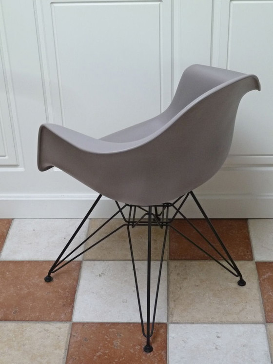 Image 1 of Vitra Eames DAR plastic armchair