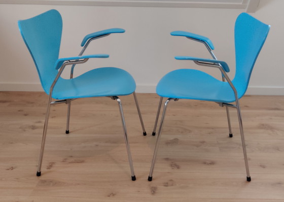 Image 1 of 2x Fritz Hansen Arne Jacobsen 3207 chairs