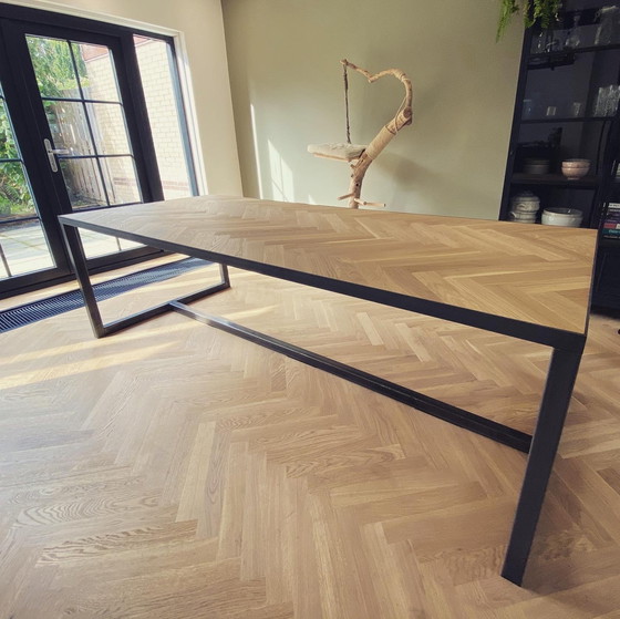 Image 1 of Jean Montagne, Table à manger à chevrons œuf