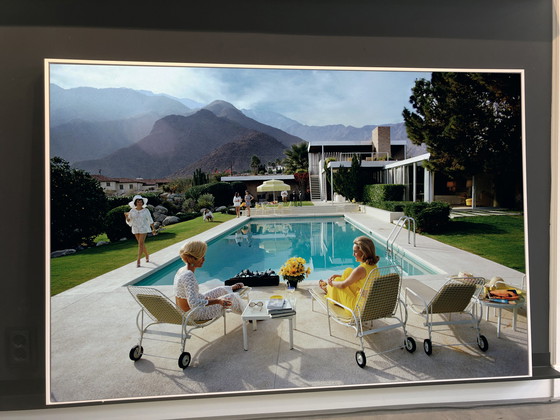 Image 1 of Les potins au bord de la piscine par Slim Aarons photographie