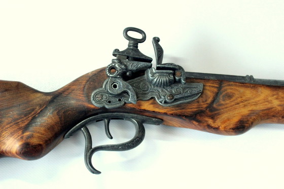 Image 1 of Pistolet lourd (Décoration Salle de Chasse) En Bois Massif Avec Monture En Étain - Vintage