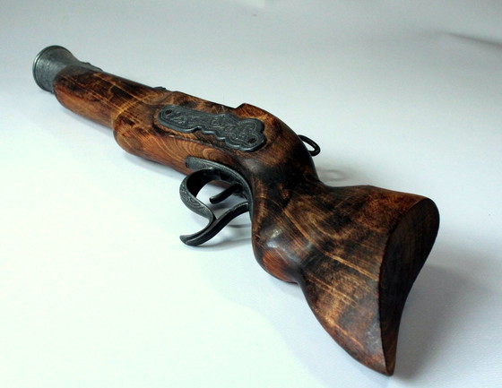 Image 1 of Pistolet lourd (Décoration Salle de Chasse) En Bois Massif Avec Monture En Étain - Vintage