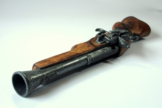 Image 1 of Pistolet lourd (Décoration Salle de Chasse) En Bois Massif Avec Monture En Étain - Vintage