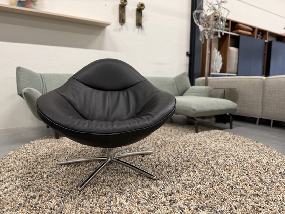 Image 1 of Label Vandenberg Hidde Fauteuil pivotant souple avec pouf Cuir noir