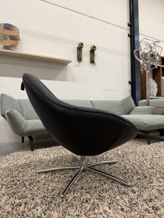 Image 1 of Label Vandenberg Hidde Fauteuil pivotant souple avec pouf Cuir noir
