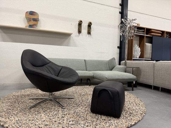 Image 1 of Label Vandenberg Hidde Fauteuil pivotant souple avec pouf Cuir noir