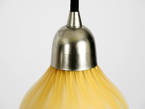 Image 1 of Magnifique lampe pendante en verre de Murano du Mid Century, jaune et blanche, au design rare