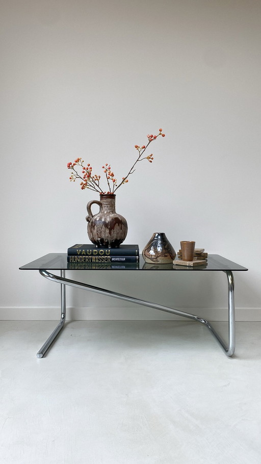 Table basse avec base en acier inoxydable et plateau en verre fumé