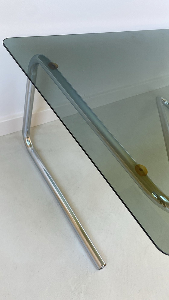 Image 1 of Table basse avec base en acier inoxydable et plateau en verre fumé