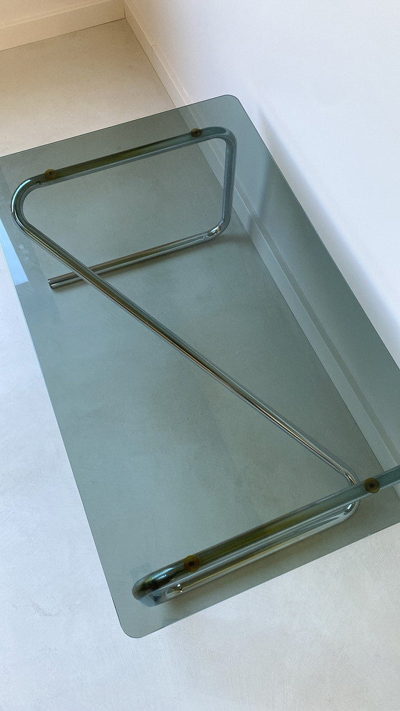 Image 1 of Table basse avec base en acier inoxydable et plateau en verre fumé