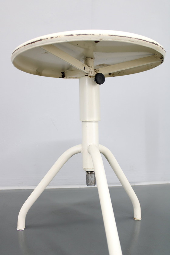 Image 1 of Tabouret médical antique pivotant et réglable