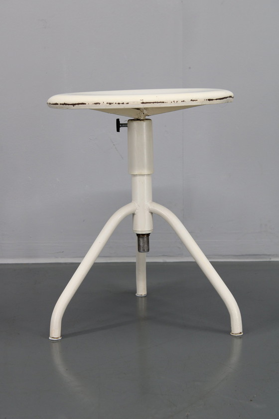 Image 1 of Tabouret médical antique pivotant et réglable