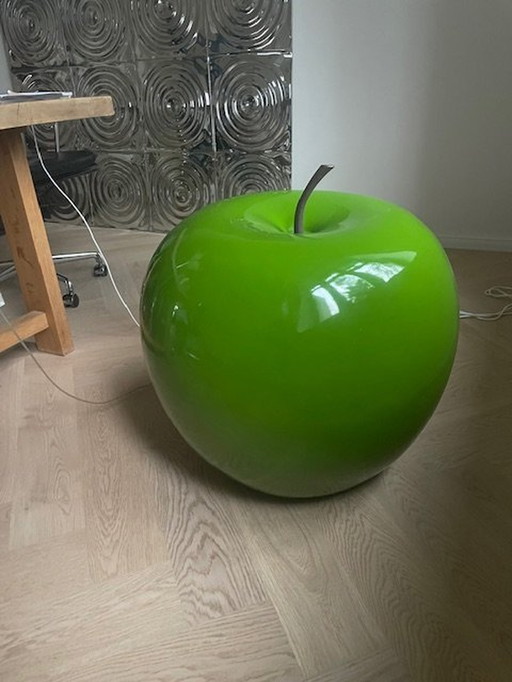 Hommage à René Magritte, Grande pomme