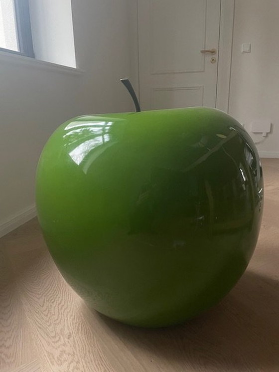 Image 1 of Hommage à René Magritte, Grande pomme