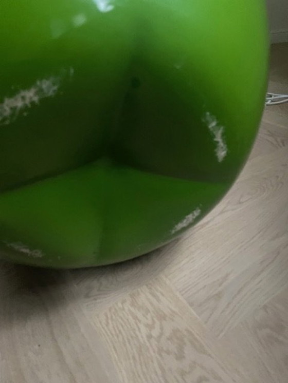 Image 1 of Hommage à René Magritte, Grande pomme