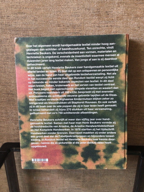 Image 1 of Livre autour des textiles