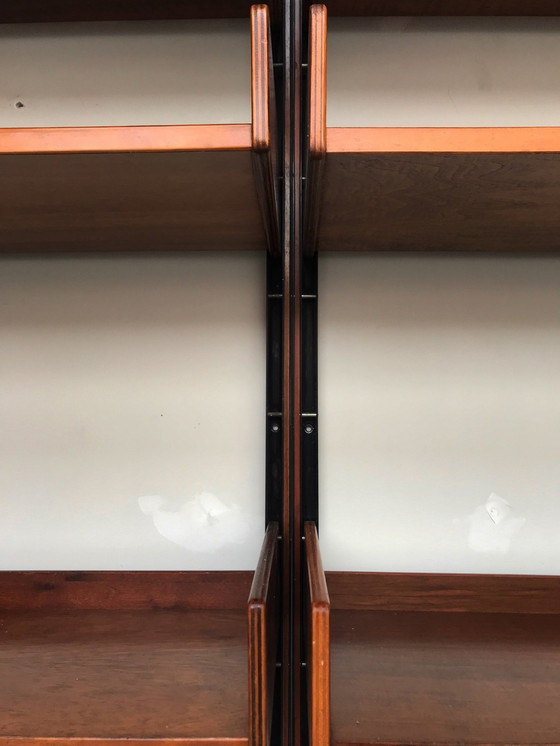 Image 1 of Étagère murale en noyer attribuée à Gianfranco Frattini.