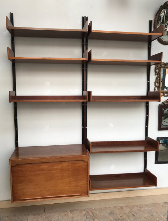 Image 1 of Étagère murale en noyer attribuée à Gianfranco Frattini.