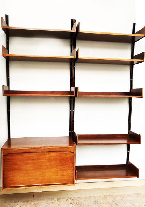Image 1 of Étagère murale en noyer attribuée à Gianfranco Frattini.