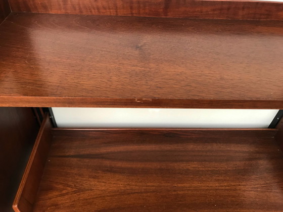 Image 1 of Étagère murale en noyer attribuée à Gianfranco Frattini.