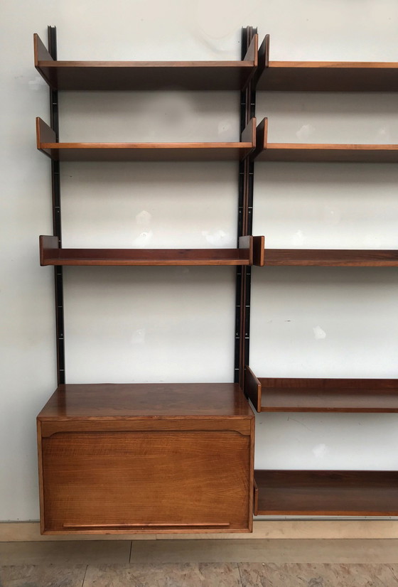 Image 1 of Étagère murale en noyer attribuée à Gianfranco Frattini.
