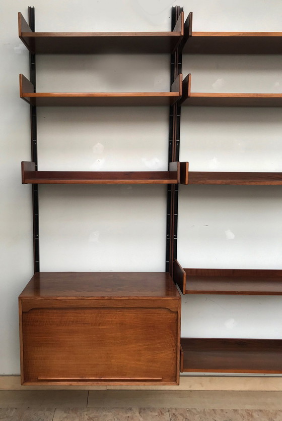 Image 1 of Étagère murale en noyer attribuée à Gianfranco Frattini.