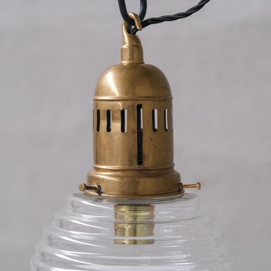 Lampe suspendue vintage en verre bicolore et laiton, France 1950 – Suspensions, Brass, Glass (photo 3 of 7)