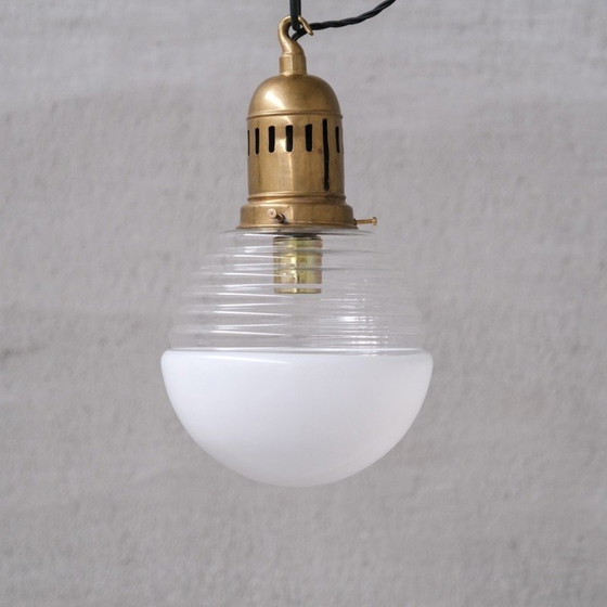 Lampe suspendue vintage en verre bicolore et laiton, France 1950 – Suspensions, Brass, Glass (photo 5 of 7)