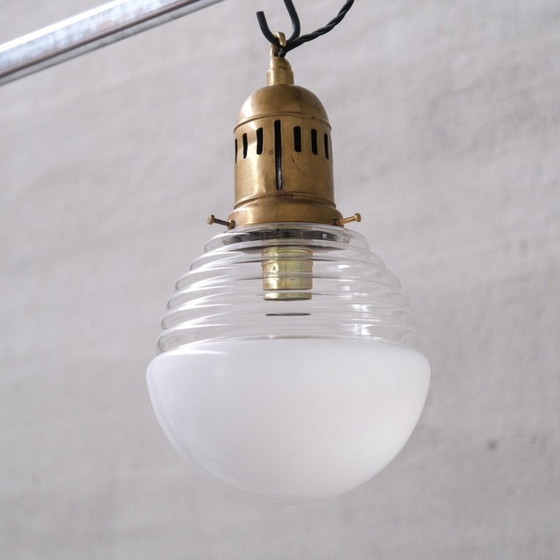 Lampe suspendue vintage en verre bicolore et laiton, France 1950 – Suspensions, Brass, Glass (photo 4 of 7)