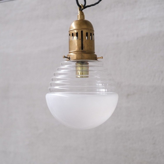 Lampe suspendue vintage en verre bicolore et laiton, France 1950 – Suspensions, Brass, Glass (photo 2 of 7)