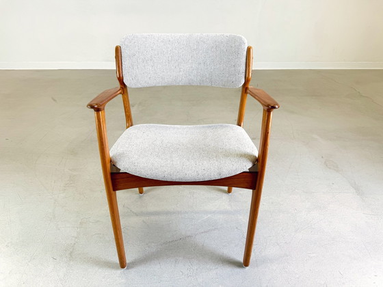 Image 1 of 4Par set Midcentury chaises avec accoudoirs O.D. Møbler Erik Buch chaise teck