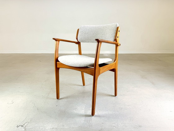 Image 1 of 4Par set Midcentury chaises avec accoudoirs O.D. Møbler Erik Buch chaise teck