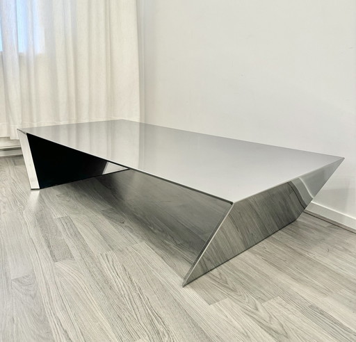 Table basse en acier inoxydable au design minimaliste et moderne