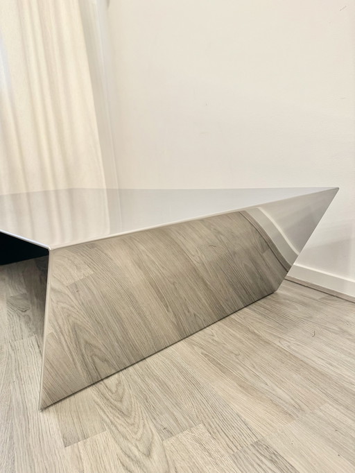 Table basse en acier inoxydable au design minimaliste et moderne