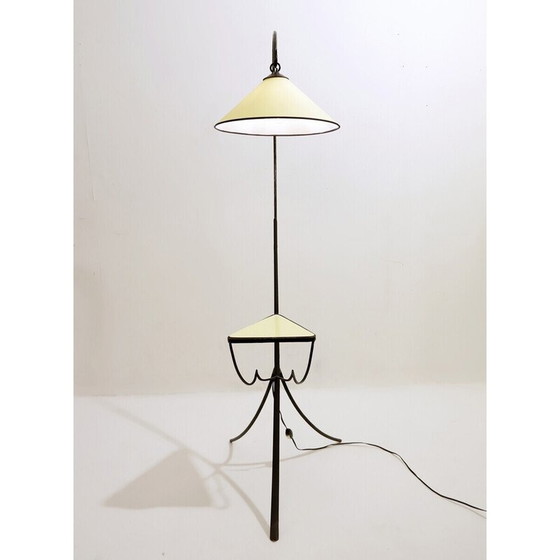 Image 1 of Lampadaire tripode en fer forgé du milieu du siècle avec étagère, Italie années 1960