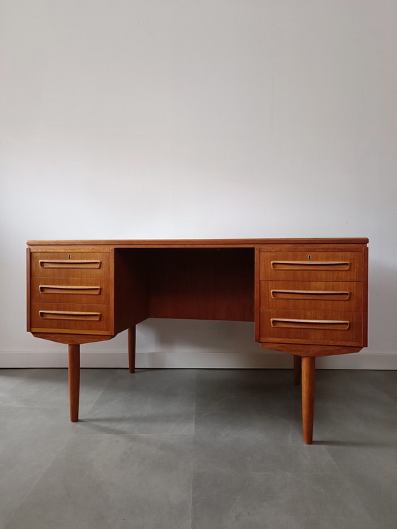 Image 1 of Bureau autoportant vintage danois par J. Svenstrup