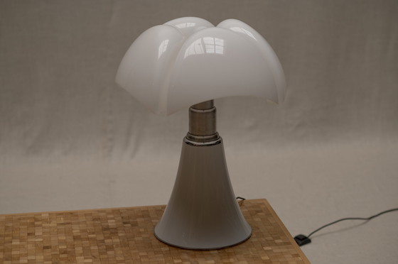 Image 1 of Lampe à poser Pipistrello par Gae Aulenti