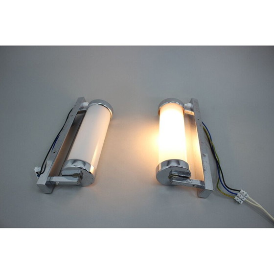 Image 1 of Paire d'appliques Bauhaus en chrome et verre opale, Tchécoslovaquie 1930