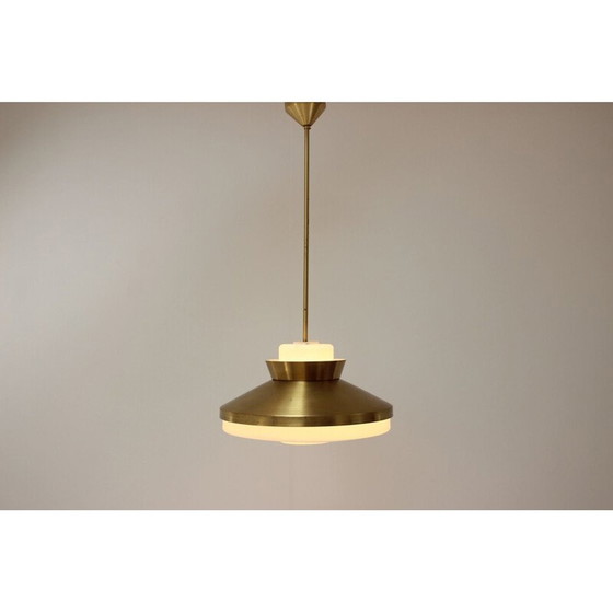 Image 1 of Lustre vintage en laiton et verre de lait par Valasske Mezirici, Tchécoslovaquie 1970