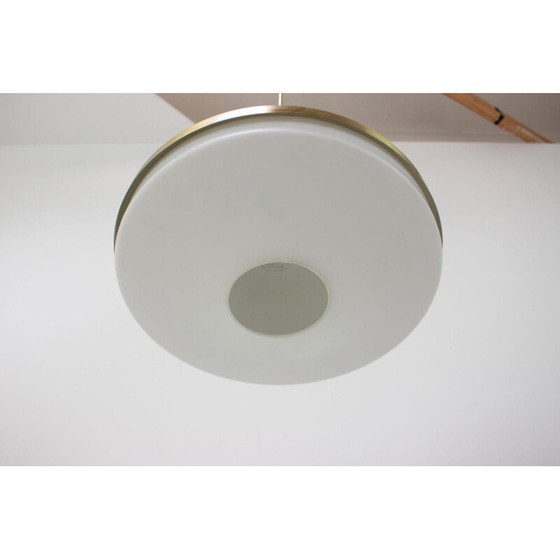 Image 1 of Lustre vintage en laiton et verre de lait par Valasske Mezirici, Tchécoslovaquie 1970